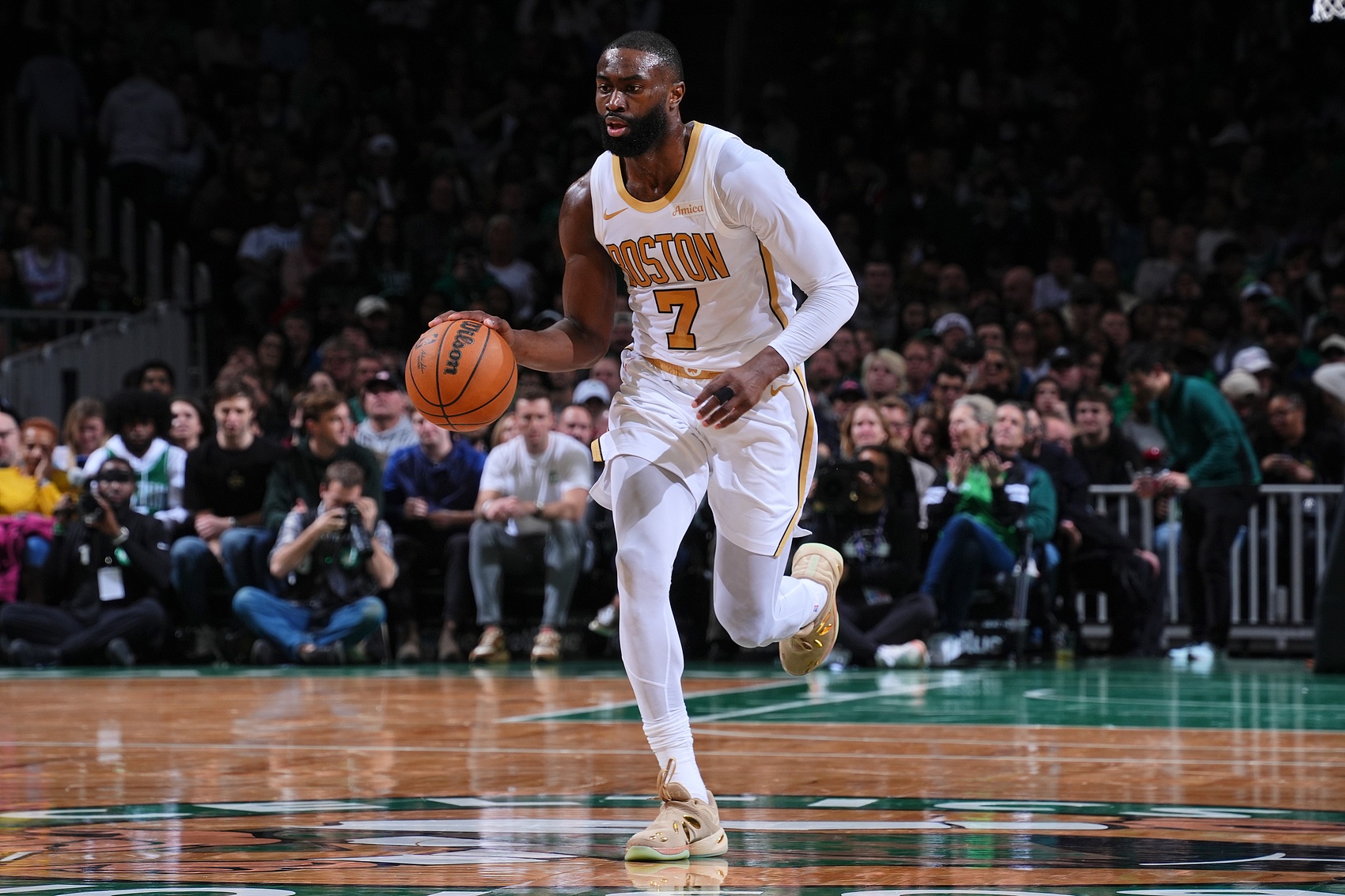 博鱼体育官方网站-连续迎射文班！杰伦·布朗打满首节8中5拿到12分2板3助