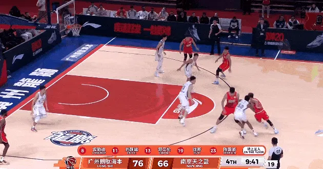 博鱼体育官方网站-郭艾伦突破对抗打板命中打成2+1，目前5中2得到5分2篮板2助攻